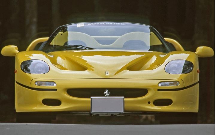 Ferrari F50 jaune vue de face, supercar Ferrari des années 1990
