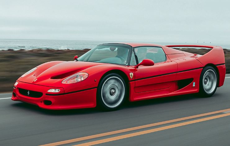 Ferrari F50 rouge en mouvement sur route, supercar Ferrari en conduite dynamique