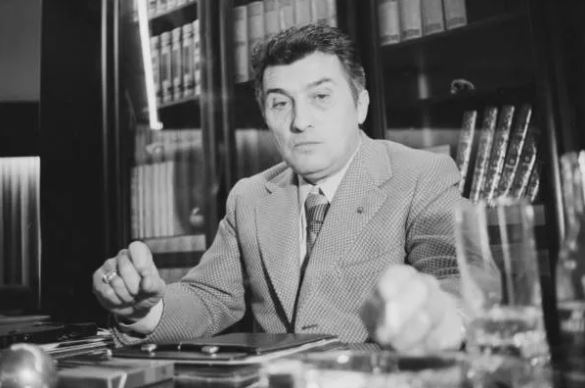 Ferruccio Lamborghini assis à son bureau, portrait d’industriel italien dans les années 1960