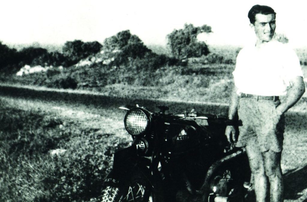 Jeune Ferruccio Lamborghini posant avec une moto avant la guerre, déjà passionné de mécanique