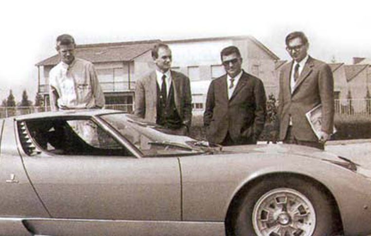 Ferruccio Lamborghini aux côtés des ingénieurs devant une Lamborghini Miura en développement