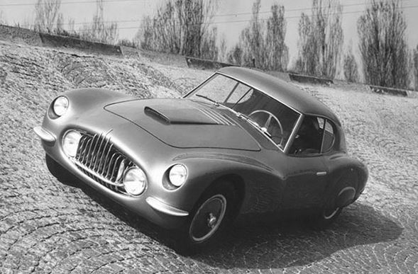 Fiat 8V de 1953 photographiée en noir et blanc, vue trois-quarts avant sur circuit pavé