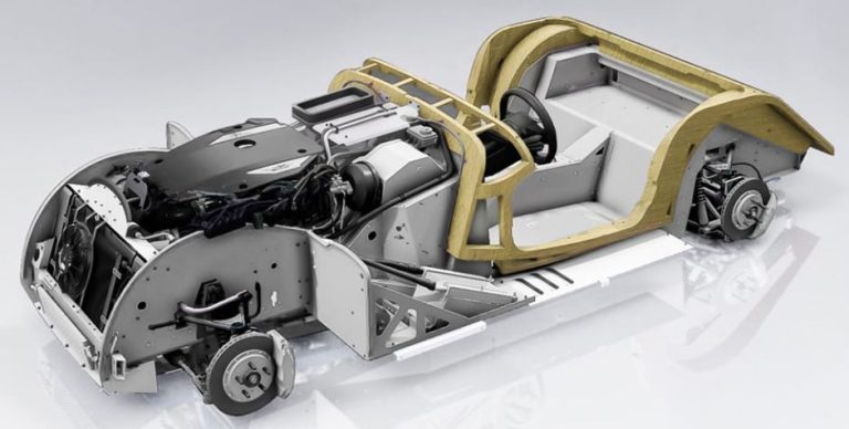 Châssis de Morgan Plus 4 avec ossature en bois de frêne et moteur quatre cylindres visible