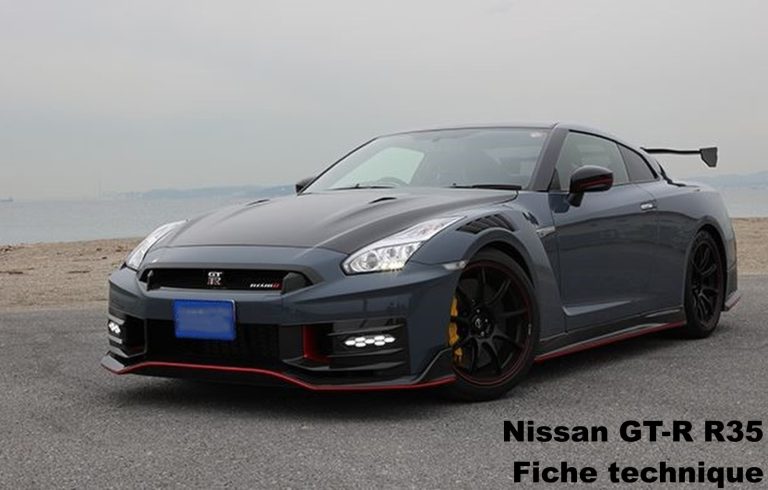 Nissan GT-R R35 Nismo gris vue trois quarts avant sur route en bord de mer
