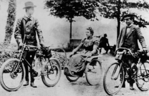 Carlo Maserati (à droite) avec une motocyclette artisanale au début du XXe siècle