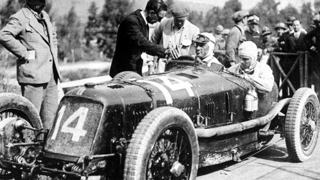 Ernesto Maserati au volant d’une Maserati de Grand Prix sur circuit dans les années 1930