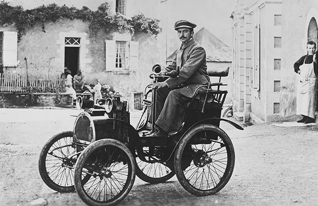 Louis Renault au volant de la Type A, première automobile de la marque Renault