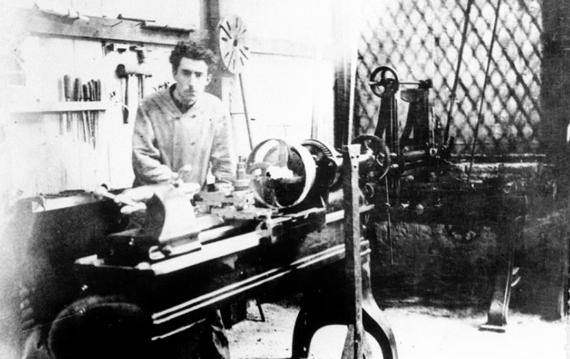 Louis Renault dans son atelier au début du XXe siècle, pionnier de l’automobile française
