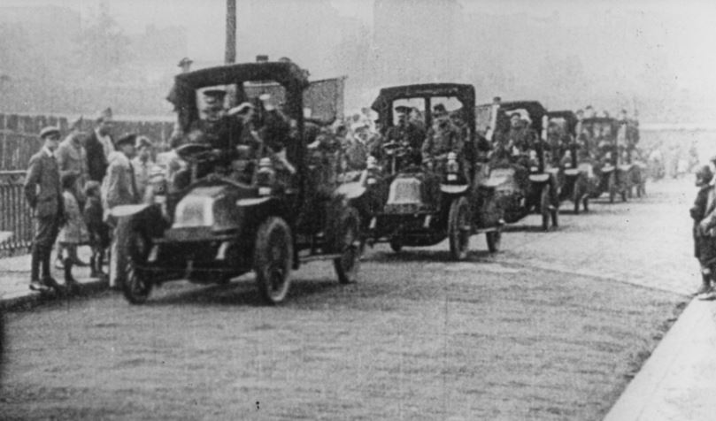 Taxis de la Marne Renault AG1 transportant des soldats vers le front en 1914