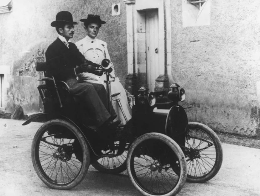 Louis Renault au volant d’une Type A lors des débuts de l’automobile Renault
