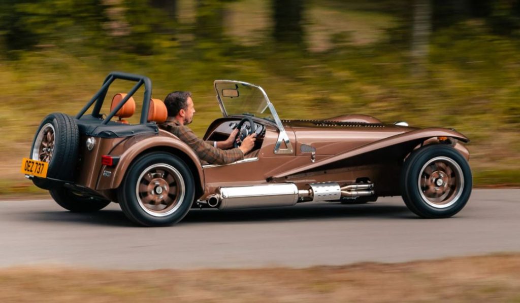 Profil d’une Caterham Super Seven 600 2022 en roulage, silhouette minimaliste emblématique