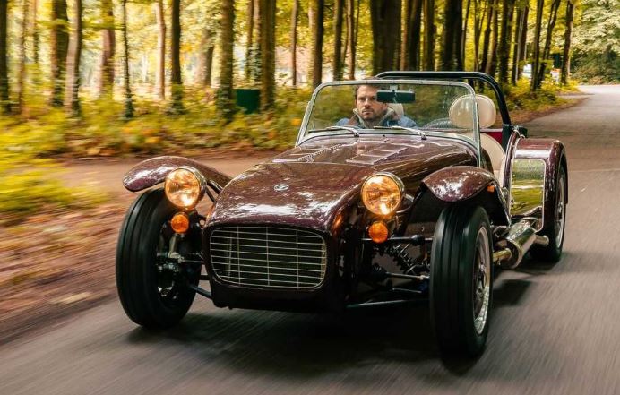 Caterham Super Seven 600 2022 en conduite sur route, roadster léger britannique