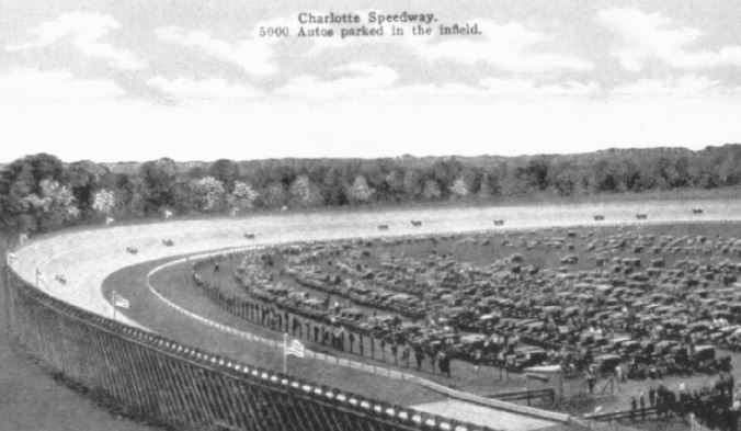 Charlotte Speedway en bois avec voitures en piste en 1924