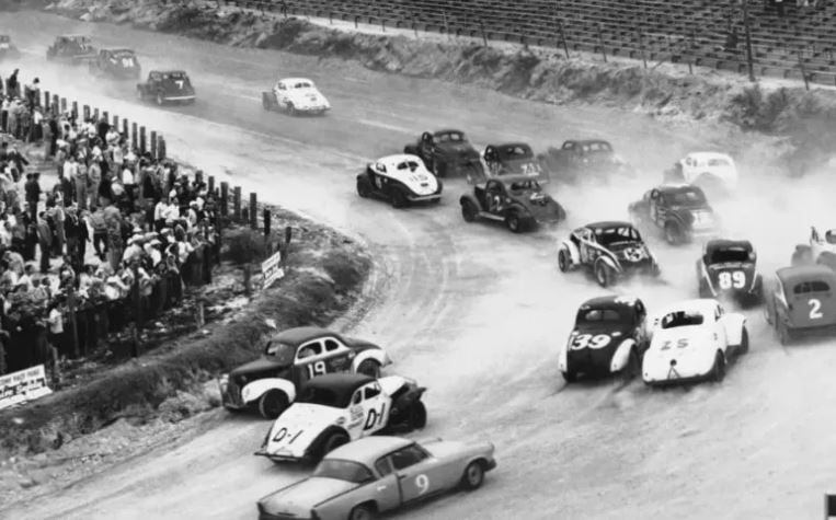 Voitures de stock car en virage serré lors d’une course à Daytona en 1948