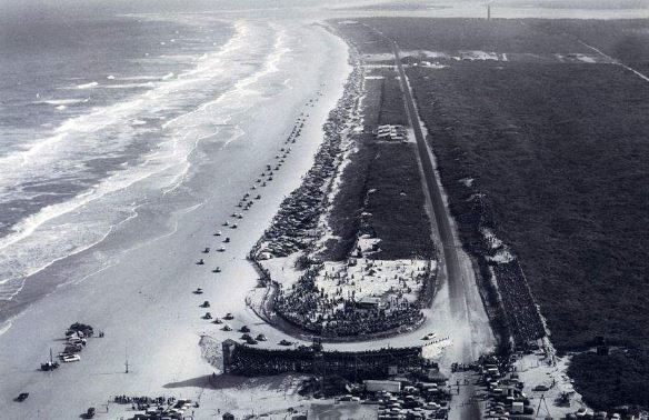 Course NASCAR sur la plage de Daytona Beach à la fin des années 1940
