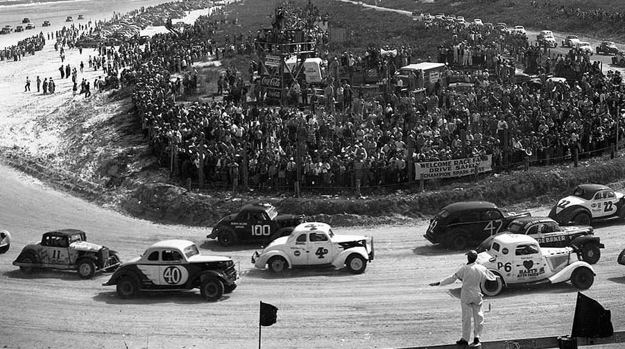 Peloton de stock cars sur ovale à Daytona en 1948