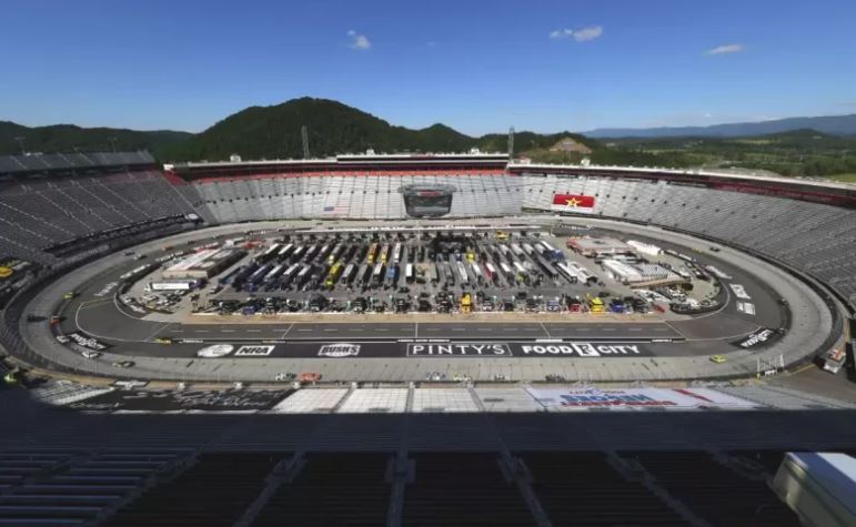 Circuit ovale NASCAR moderne vu depuis les tribunes