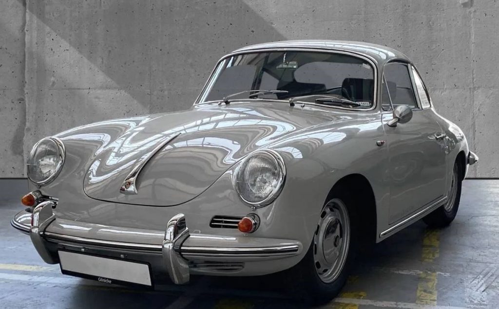 Porsche 356 coupé carrossée par Karmann, vue trois quarts avant dans un environnement industriel
