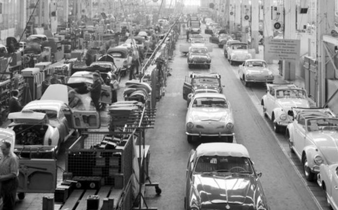 Chaîne de montage Karmann à Osnabrück montrant différents modèles assemblés simultanément dans les années 1950