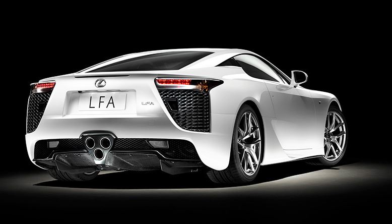 Lexus LFA vue arrière avec triple sortie d’échappement centrale