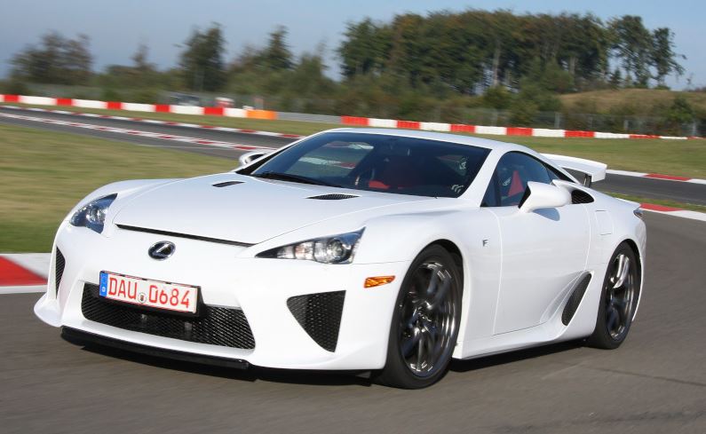 Lexus LFA blanche en action sur circuit