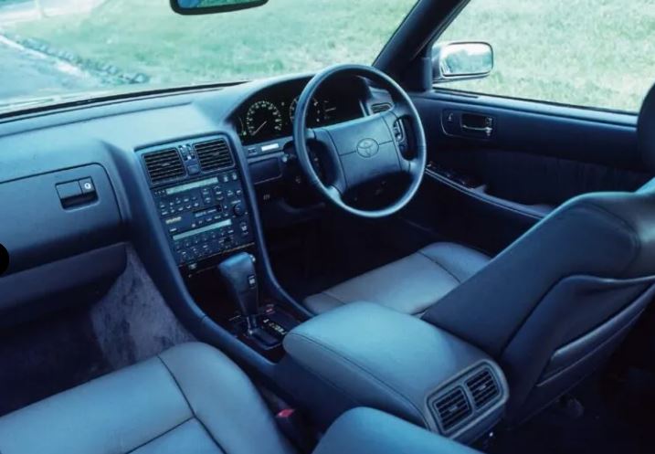 Habitacle de Lexus LS 400 première génération avec sellerie cuir