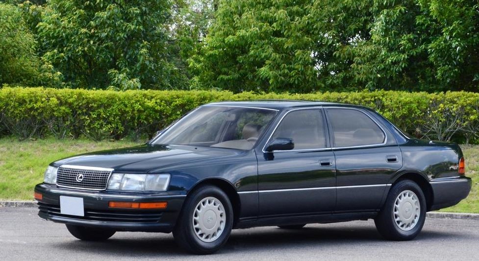 Lexus LS 400 noire des années 1990 vue de profil extérieur