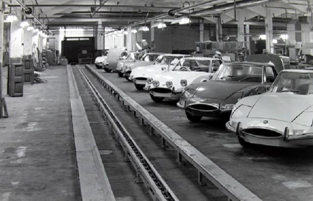 Sortie de chaîne de montage Matra à Romorantin dans les années 60 avec plusieurs Matra 530