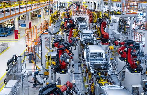 Ligne de montage automobile au Royaume-Uni avec carrosseries en cours d’assemblage