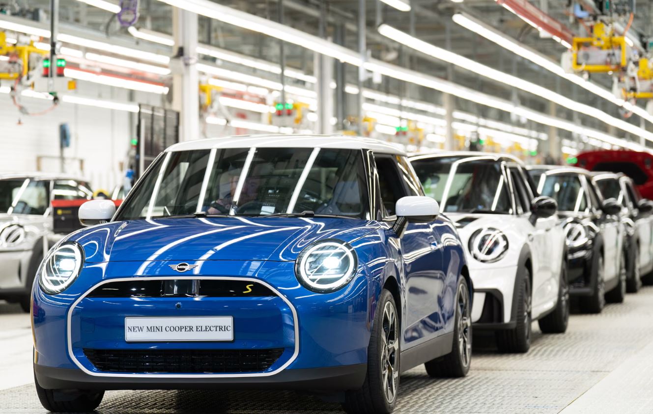 Chaîne de production automobile au Royaume-Uni avec plusieurs Mini électriques alignées en usine