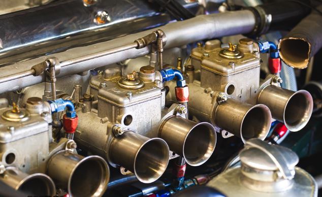 Moteur à carburateurs multiples sur voiture de collection