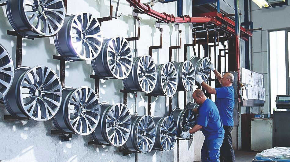 Chaîne de traitement de surface de jantes en aluminium dans une usine moderne