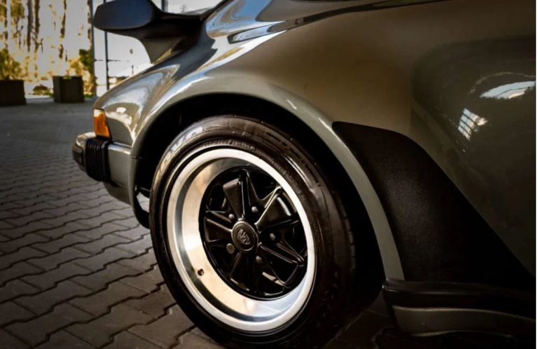 Jantes Fuchs montées sur une Porsche 930 Turbo, référence iconique des années 70
