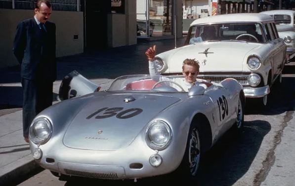 James Dean dans sa Porsche 550 Spyder, hors tournage de La Fureur de vivre