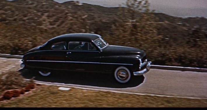 Mercury Eight noire dans La Fureur de vivre, course vers la falaise sur Mulholland Drive