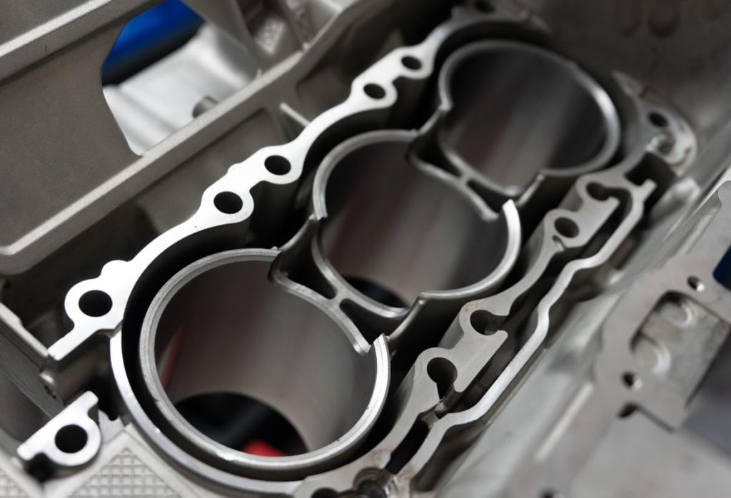 Cylindres chemisés dans bloc moteur six cylindres en V en aluminium