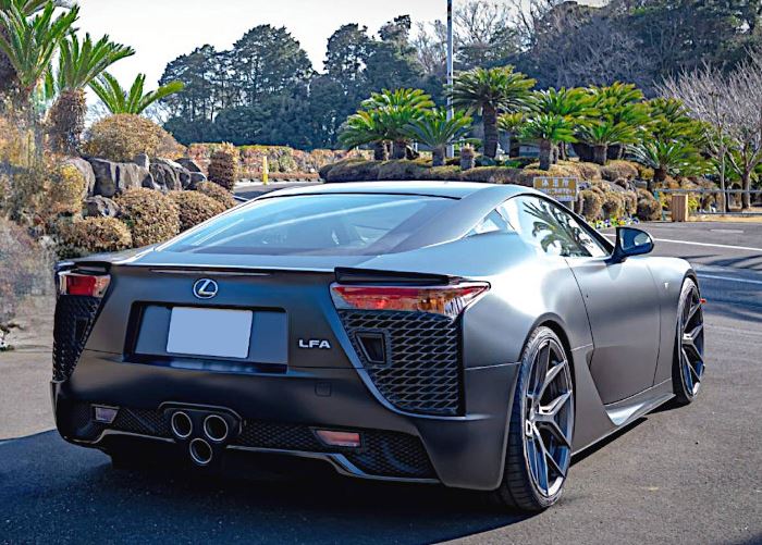 Lexus LFA grise vue de trois quarts arrière, avec ses trois sorties d’échappement centrales