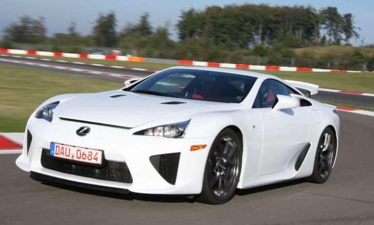 Lexus LFA blanche en action sur circuit, supercar japonaise à moteur V10 atmosphérique.