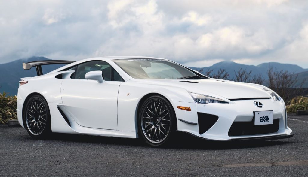 Lexus LFA blanche vue de trois quarts avant, design radical et proportions de supercar.