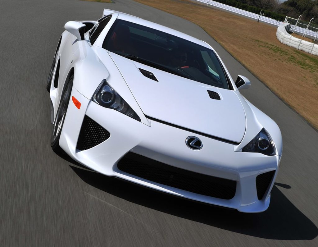 Lexus LFA blanche sur circuit, photographiée en plongée dans un virage