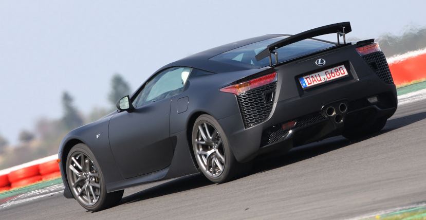 Vue arrière de la Lexus LFA noire montrant l’aérodynamique et l’aileron sorti.