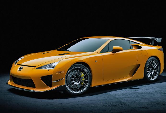 Lexus LFA orange vue de trois quarts avant, avec jantes multibranches et aileron arrière