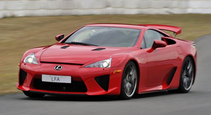 Lexus LFA rouge lancée sur circuit, supercar japonaise à l’ADN sportif affirmé.