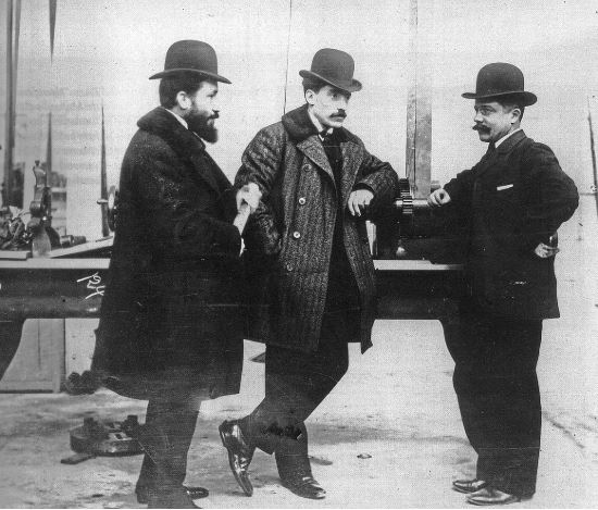 Les frères Renault réunis au début du XXe siècle, aux origines de l’aventure familiale