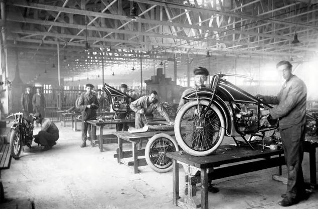 Usine BMW en 1923 lors de la production des premières motos R32