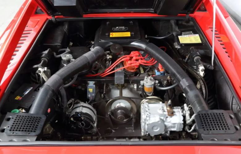 Moteur V6 de la Maserati Merak installé en position centrale arrière