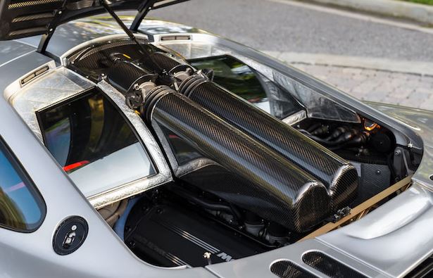 Compartiment moteur de la McLaren F1 avec isolation thermique dorée autour du V12