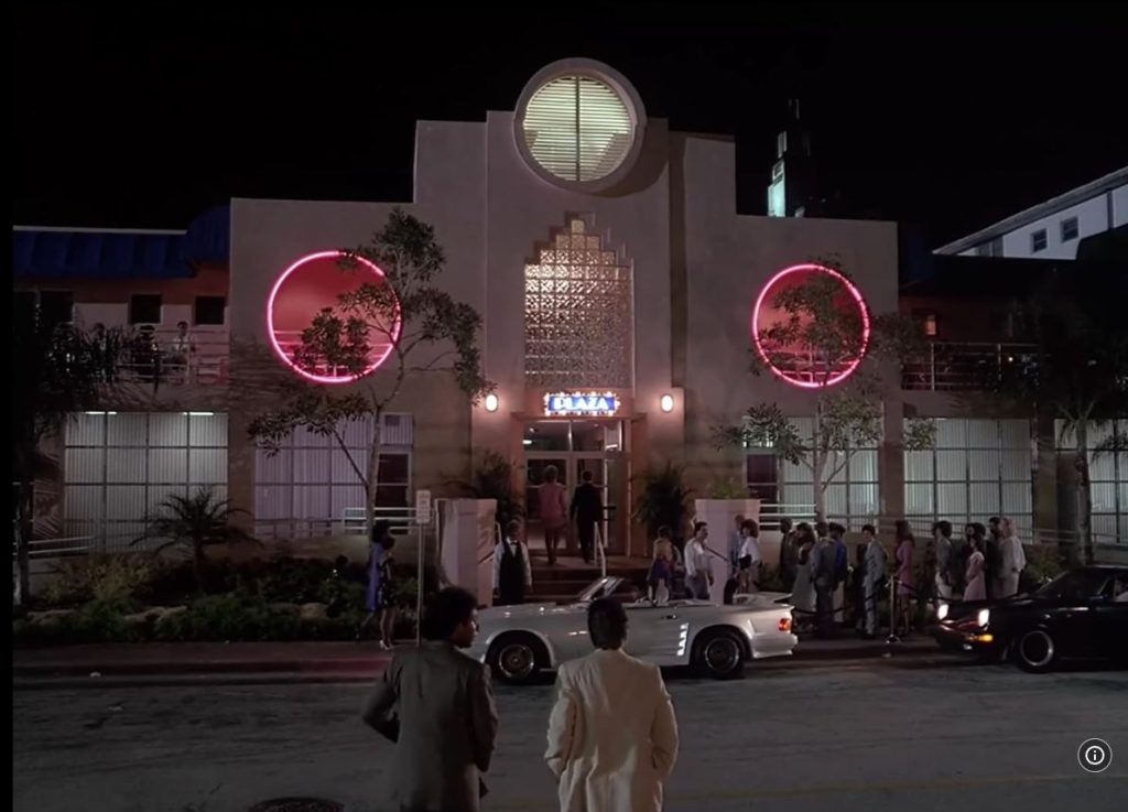 Miami Vice, voitures de luxe sous lumières nocturnes