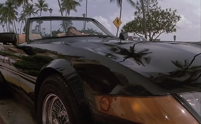Ferrari Daytona Spyder noire dans Miami Vice, cabriolet de collection filmé en gros plan