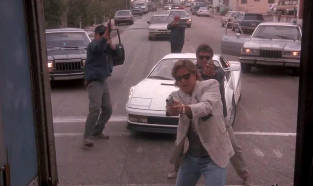 Scène d’action Miami Vice avec Ferrari Testarossa blanche lors d’une intervention policière
